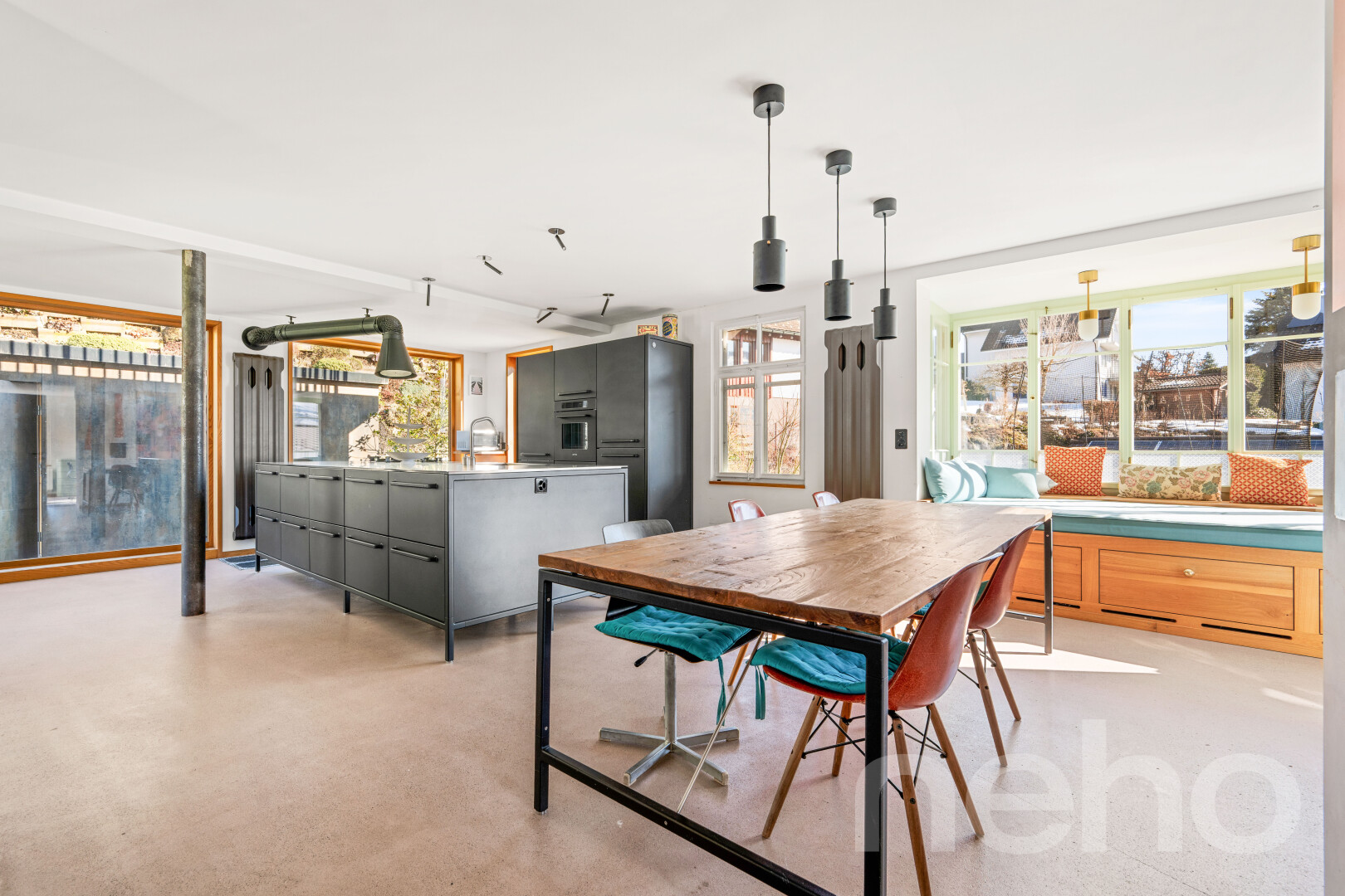 esszimmer mit inside property, natural light, natürliches licht, concrete floor, und betonboden
