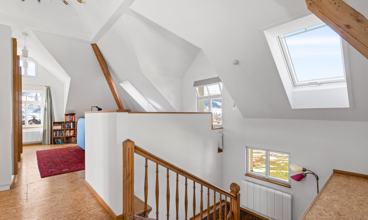treppe mit kühler, inside property, natürliches licht, natural light, und gipskartonwand