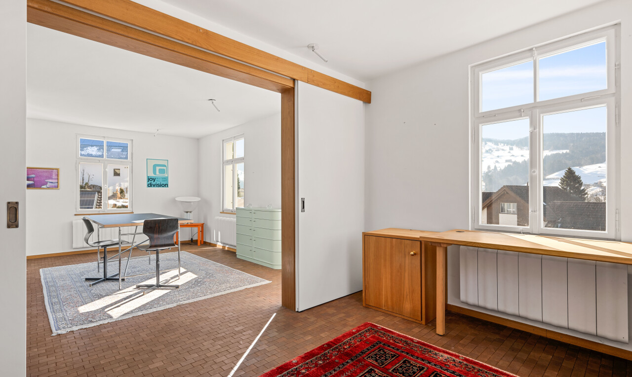 bureau avec radiateur, cloison sèche, drywall, lumière naturelle, et natural light