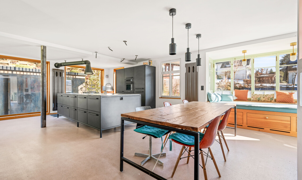 salle à manger avec inside property, natural light, lumière naturelle, concrete floor, et sol en béton