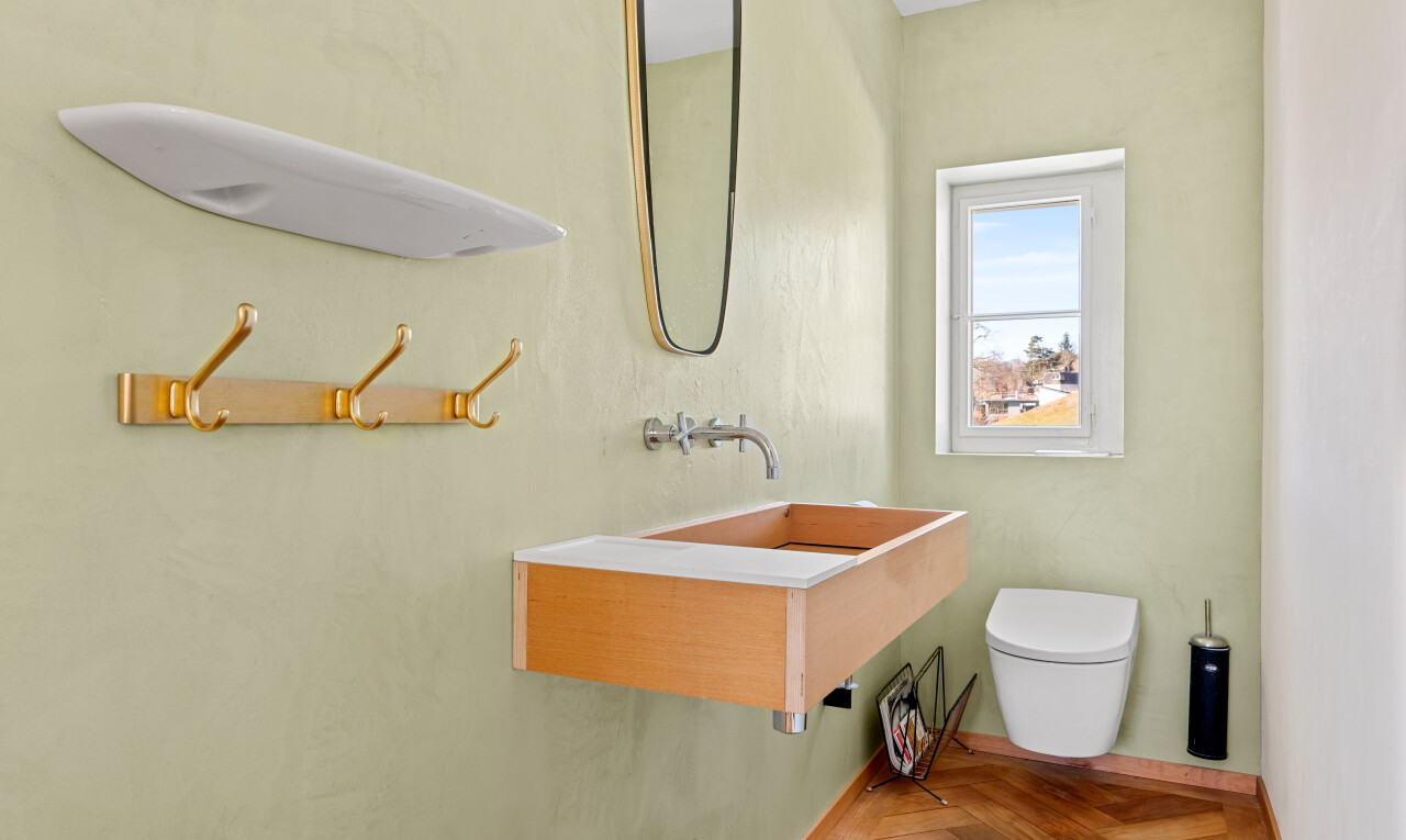 bad mit spiegel, schminktisch, parquet floor, wood finish floor, und holzfußboden