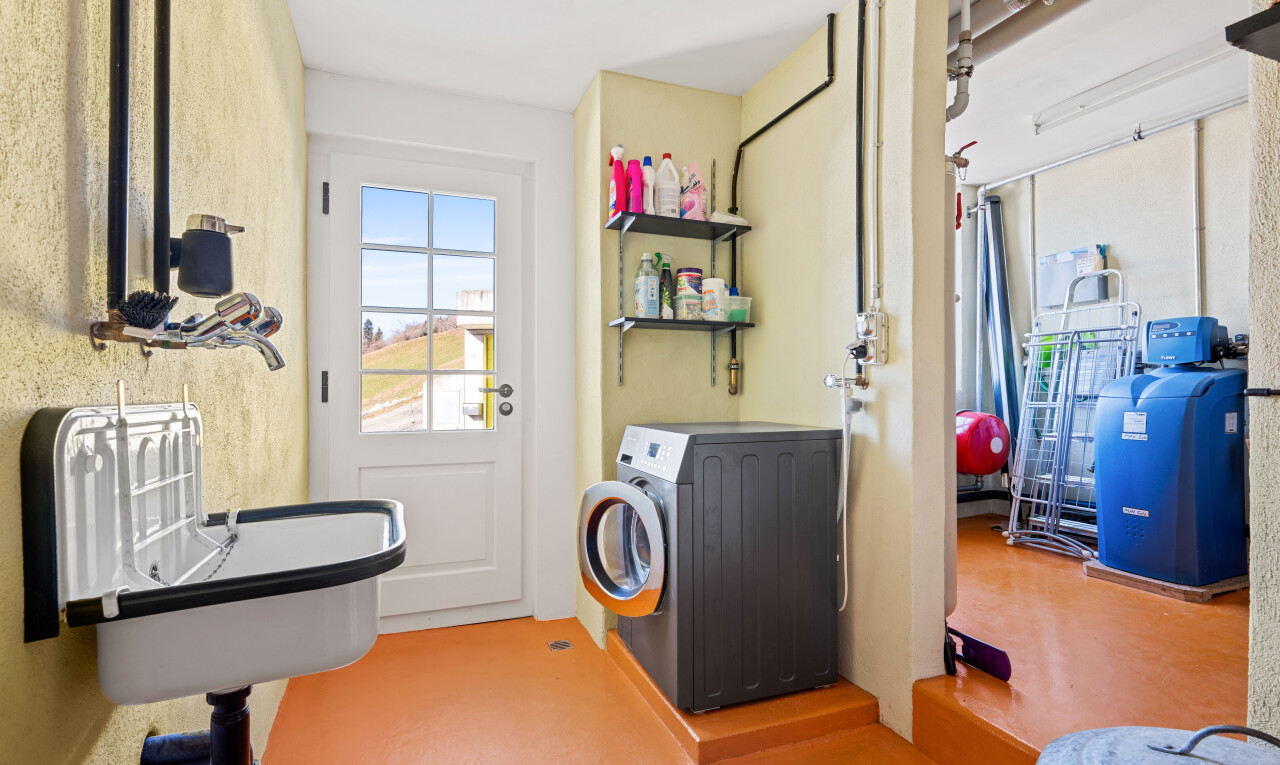 wäschekammer mit tumbler, day time, inside property, wäscherei, und finished concrete floor