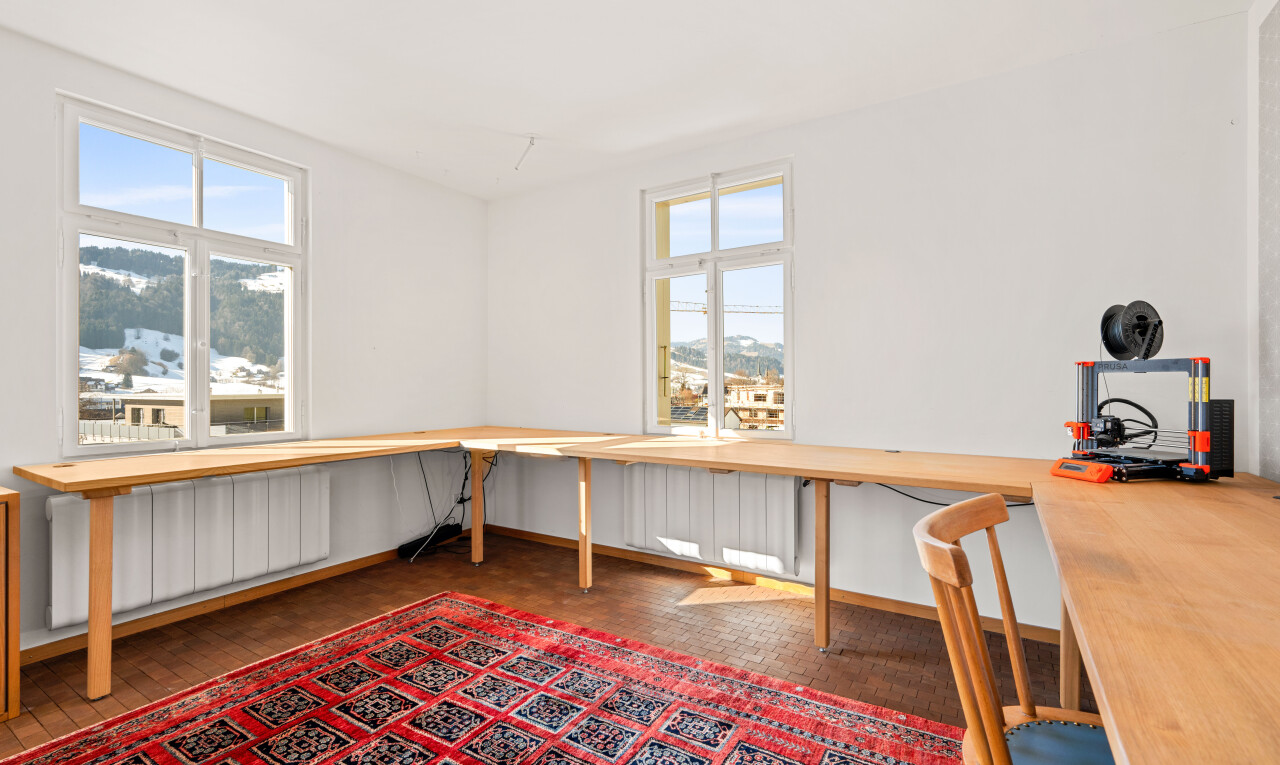 bureau avec day time, radiateur, drywall, cloison sèche, et natural light