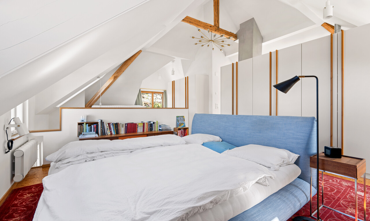 zimmer / schlafzimmer mit dachschräge, vaulted ceiling, inside property, kühler, und natürliches licht
