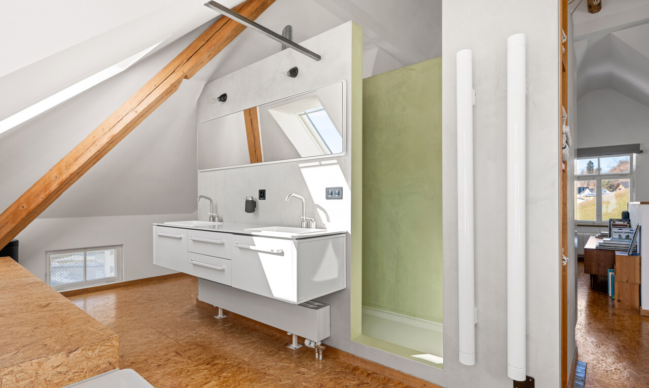 salle de bains avec lumière naturelle, natural light, plafond voûté, vaulted ceiling, et salle de bain complète