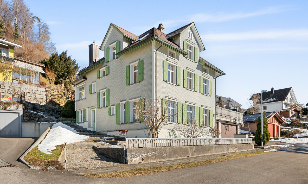 façade avec day time, cheminée, et clôture