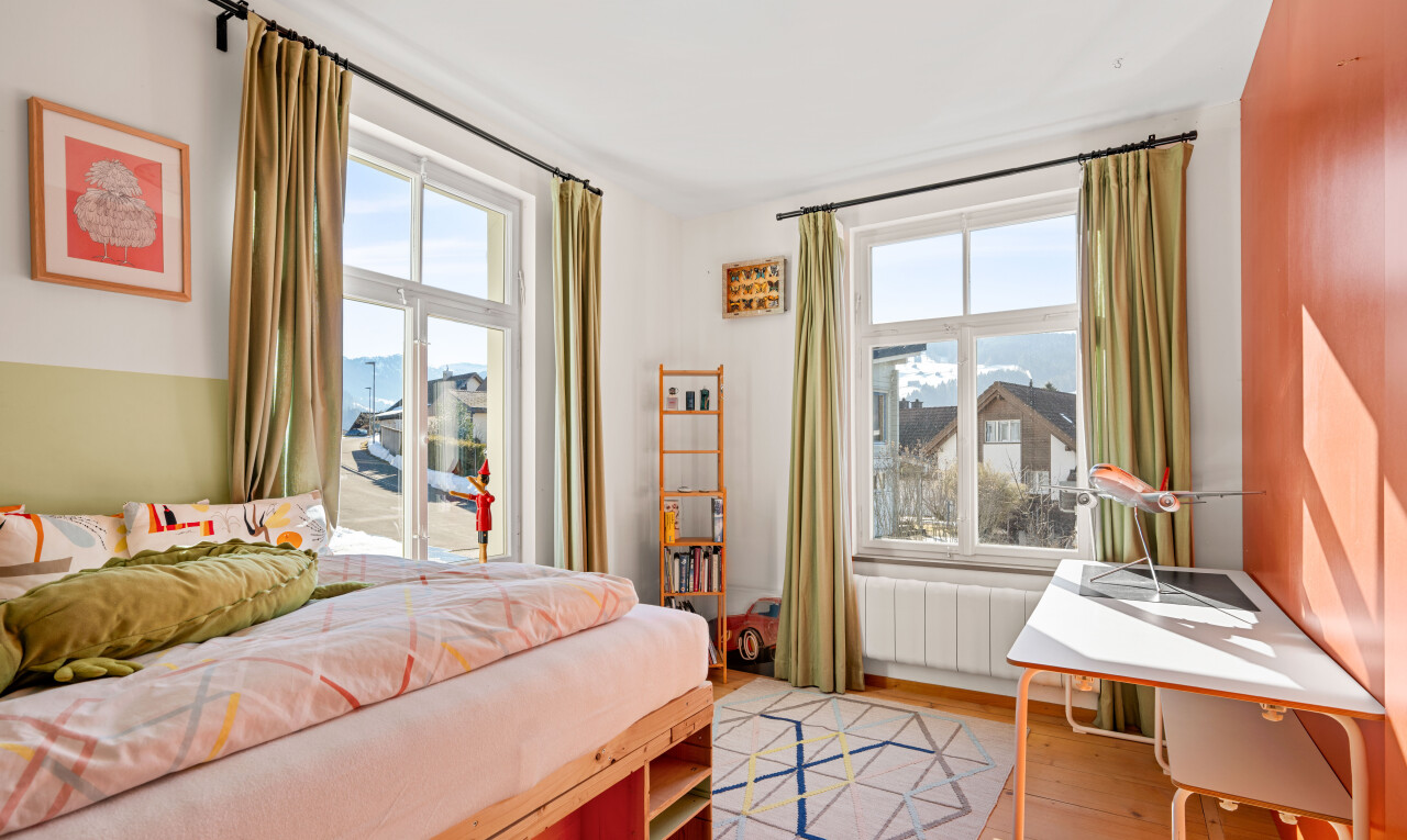 zimmer / schlafzimmer mit day time, drywall, gipskartonwand, wood finish floor, und holzfußboden