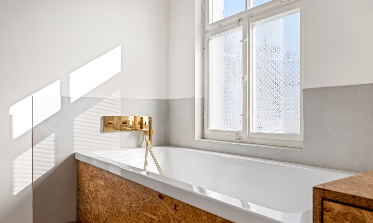 salle de bains avec natural light, lumière naturelle, drywall, cloison sèche, et inside property