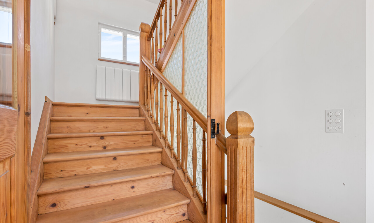 treppe mit treppen, drywall, gipskartonwand, natural light, und natürliches licht