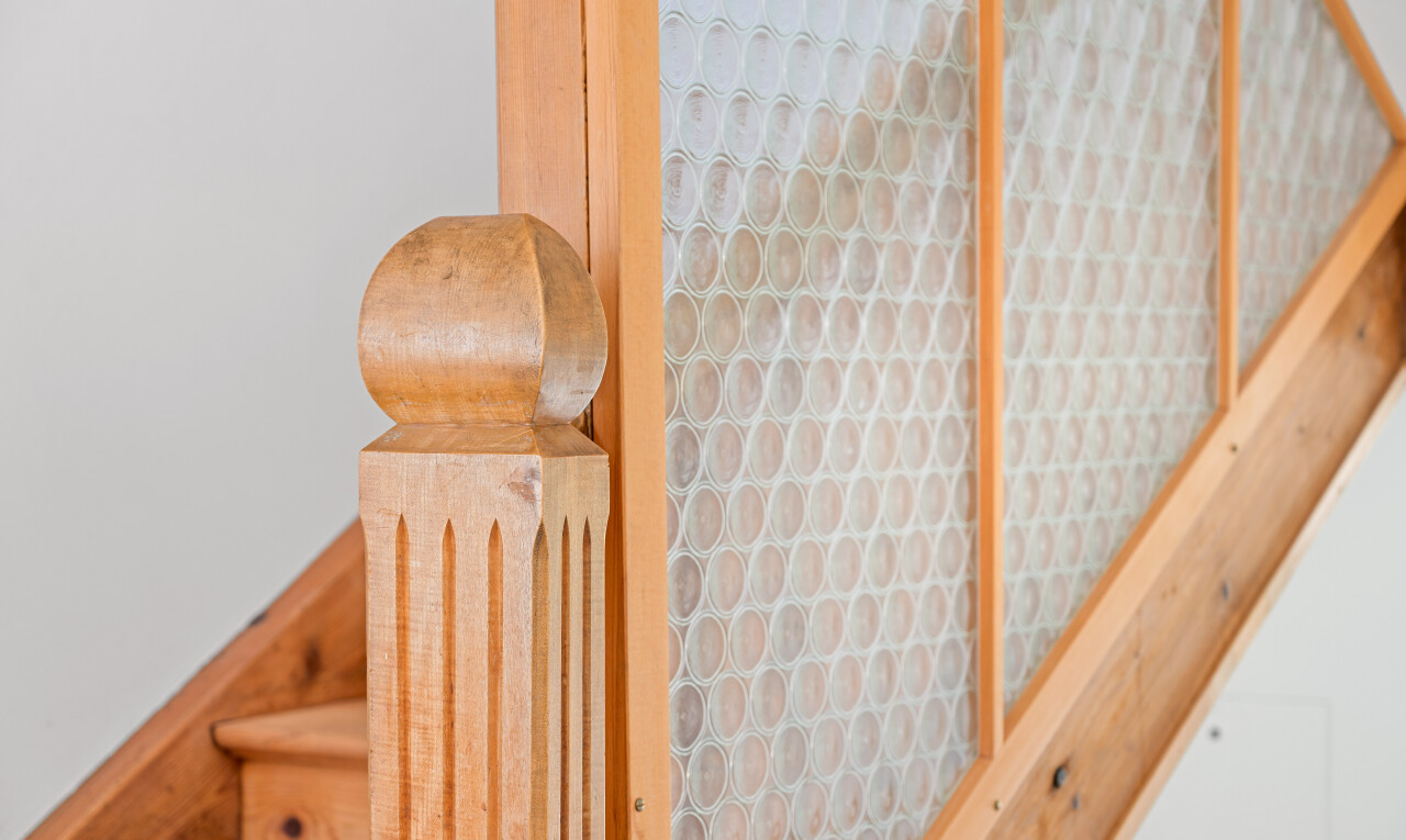 escaliers avec drywall, cloison sèche, et inside property