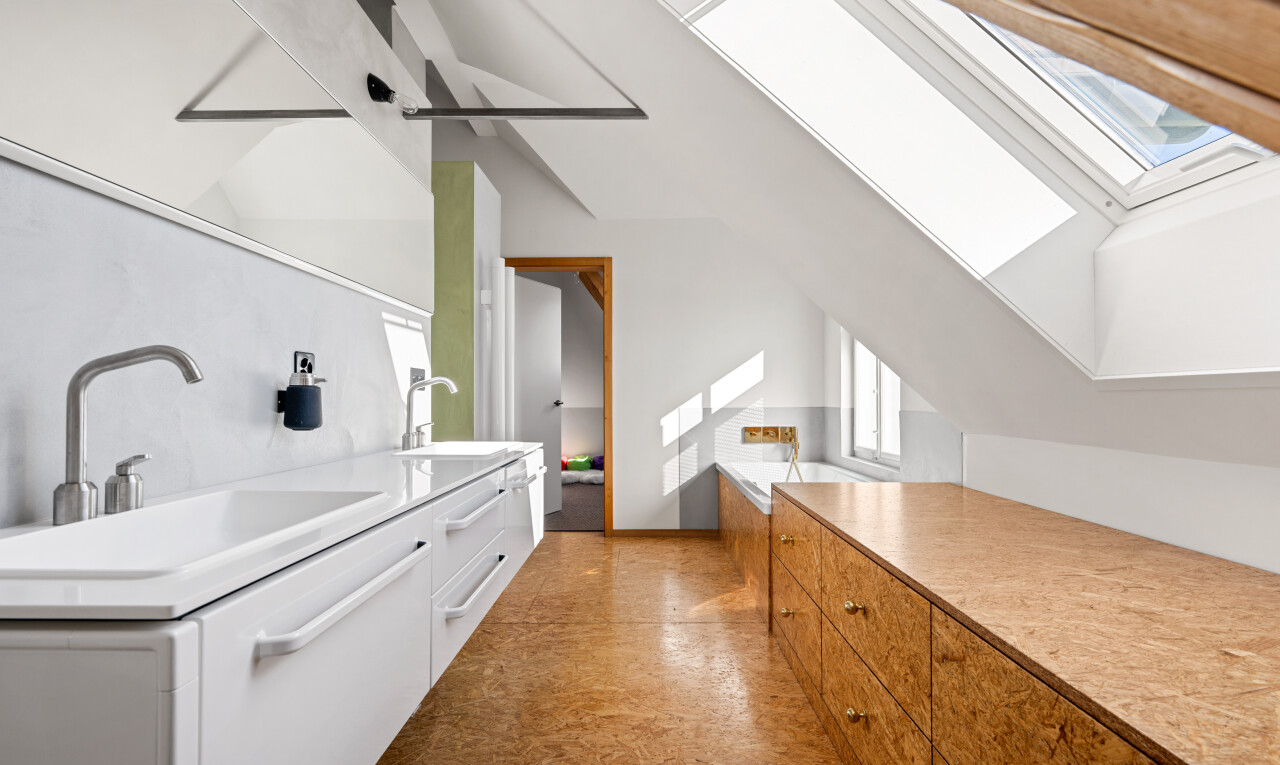 cuisine avec white cabinets, armoires blanches, plafond voûté, vaulted ceiling, et light countertops