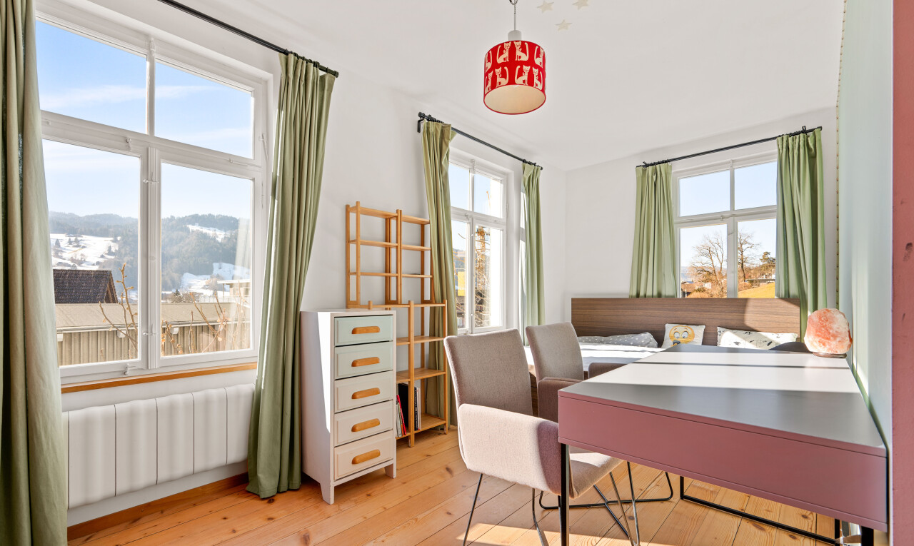 esszimmer mit day time, inside property, kühler, hardwood floor, und wood finish floor