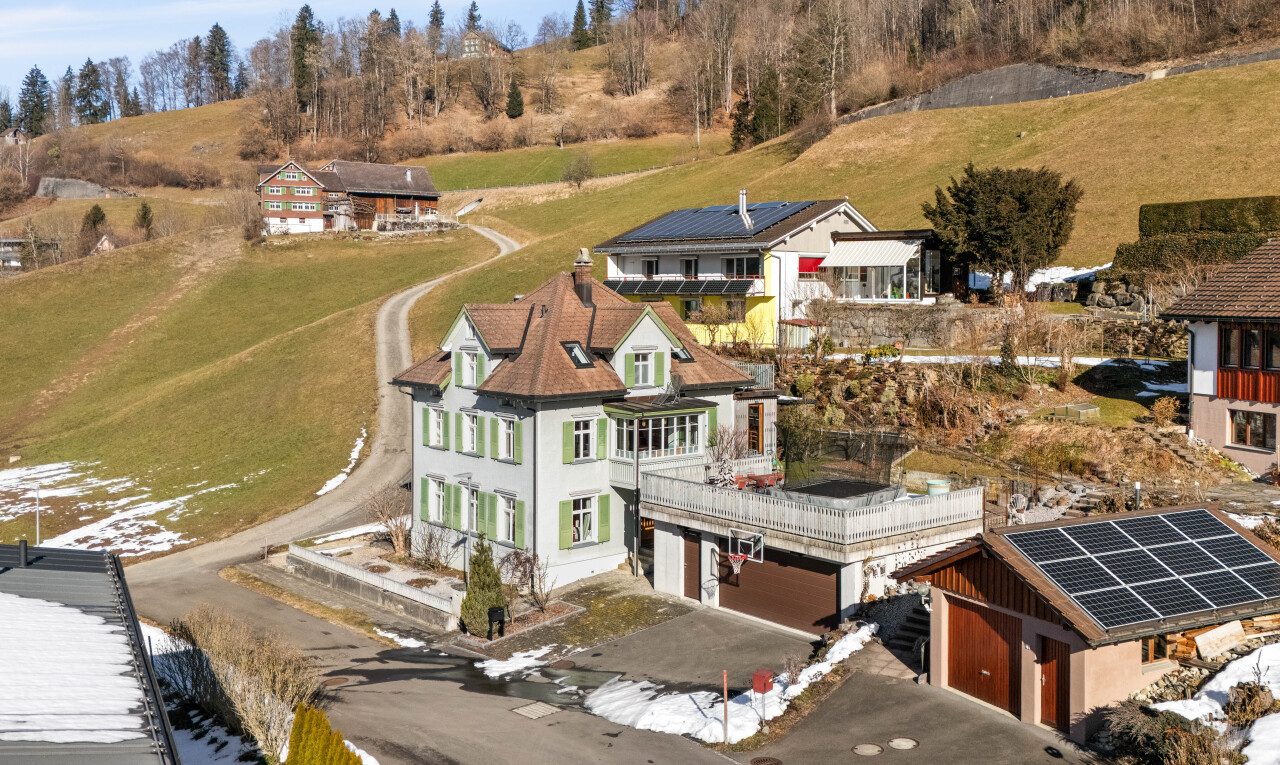 außenansicht mit garage, solaranlage, day time, snow, und auffahrt