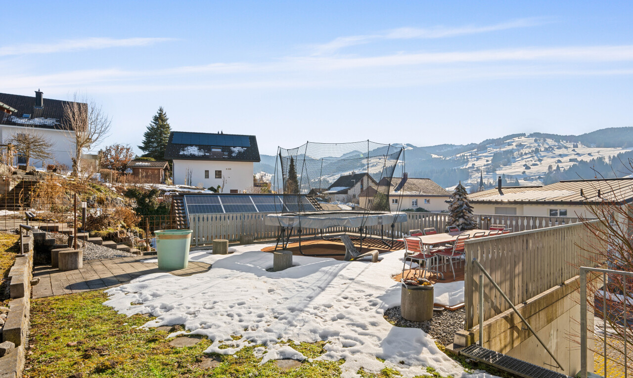 außenansicht mit day time, blick auf die berge, mountain view, und zaun