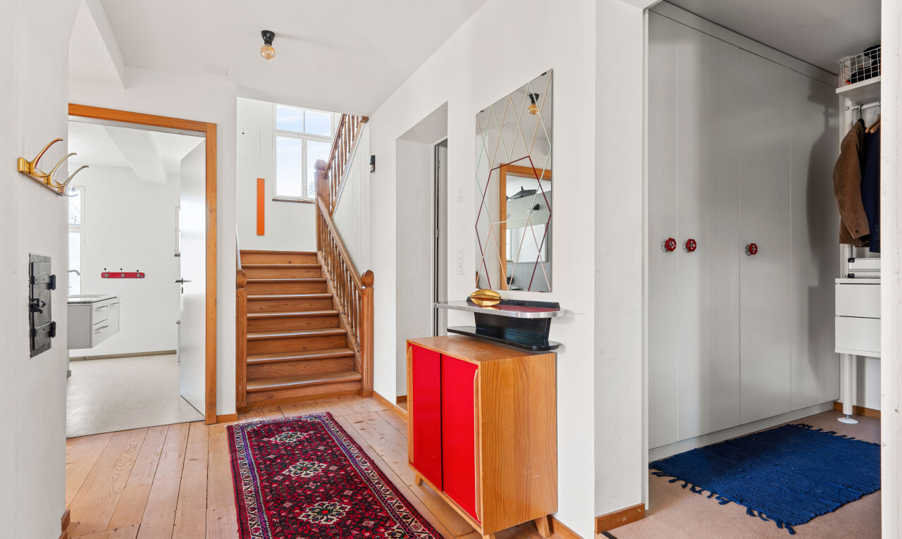 halle / korridor mit gipskartonwand, drywall, holzfußboden, wood finish floor, und natürliches licht