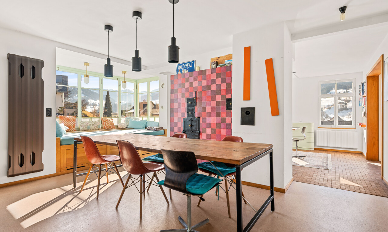 salle à manger avec inside property, cloison sèche, drywall, radiateur, et lumière naturelle