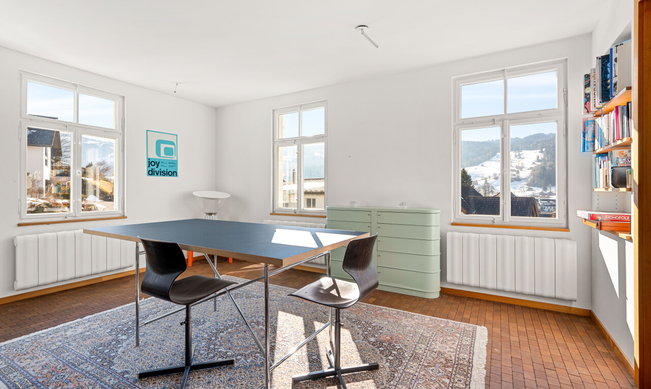 salle à manger avec radiateur, inside property, lumière naturelle, natural light, et drywall