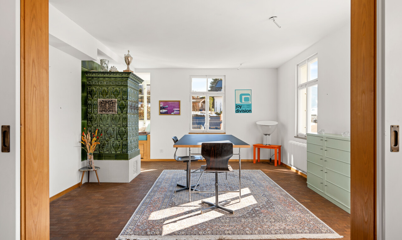 bureau avec inside property, sol en finition bois, wood finish floor, cloison sèche, et drywall