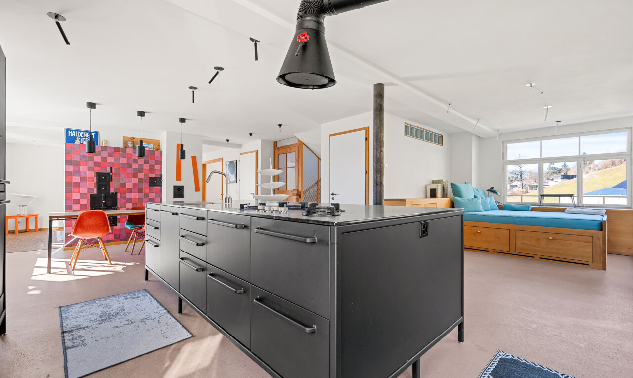 cuisine avec opens to living area, ouvert sur l'espace de vie, inside property, kitchen island, et îlot de cuisine