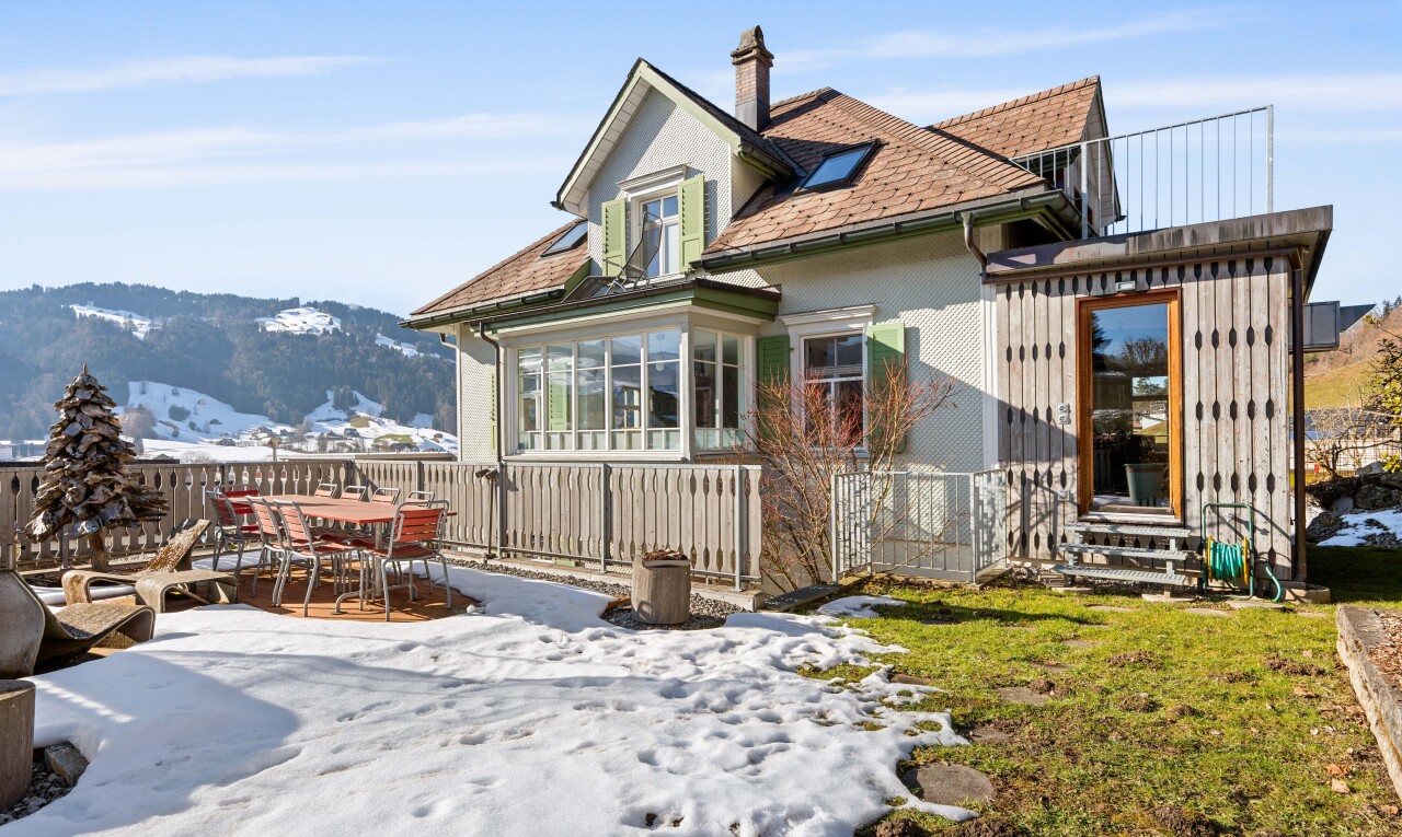 façade avec day time, snow, from property, coin repas extérieur, et pelouse