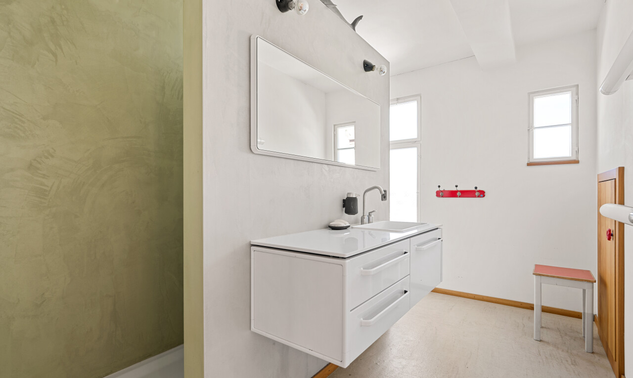 salle de bains avec lavabo (ou coiffeuse selon le contexte), salle de bain complète, light floor, lumière naturelle, et natural light