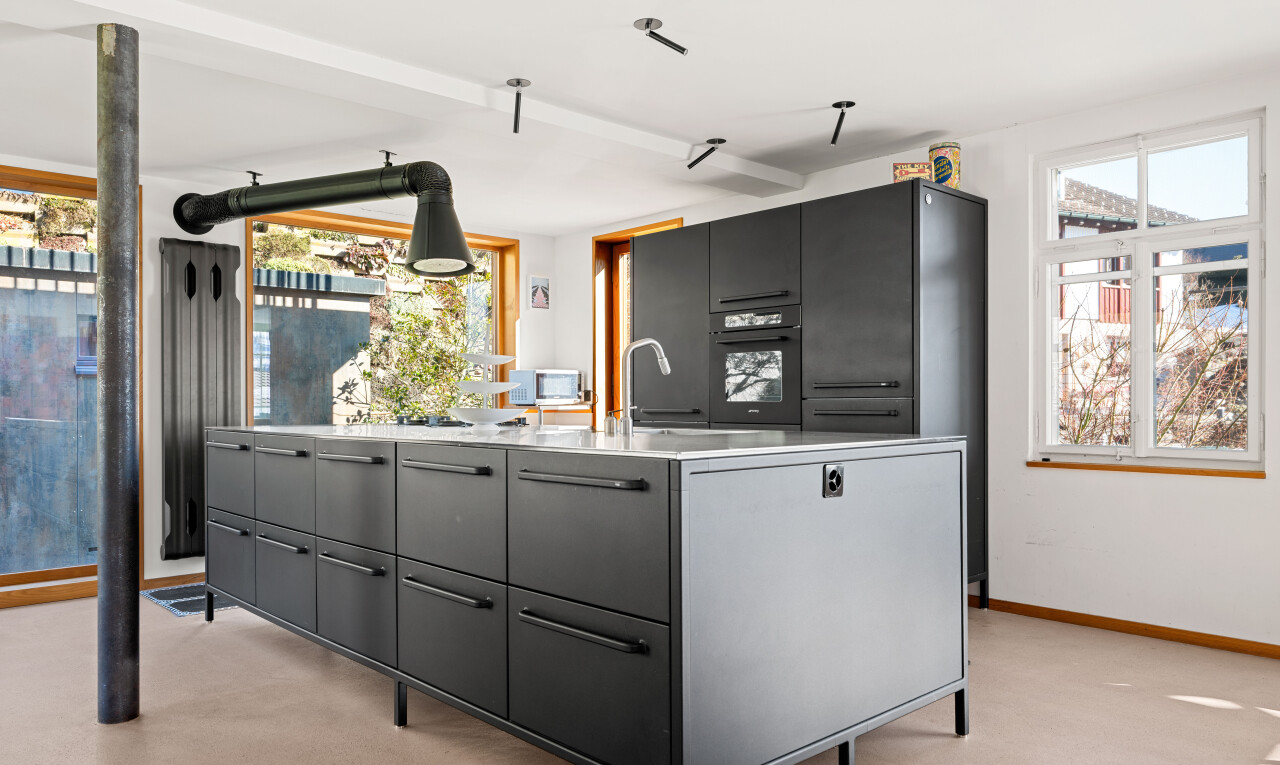 cuisine avec kitchen island, îlot de cuisine, drywall, cloison sèche, et natural light