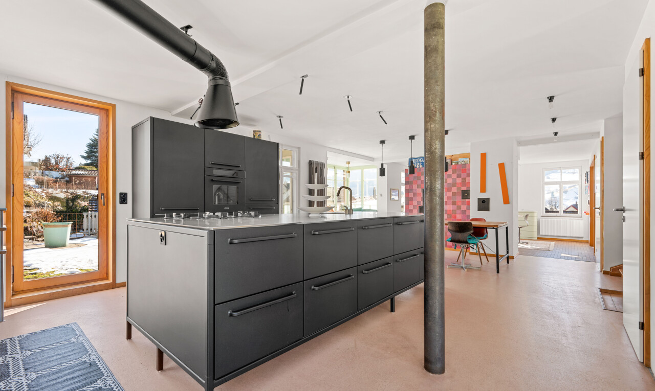 cuisine avec natural light, lumière naturelle, light countertops, plans de travail, et inside property