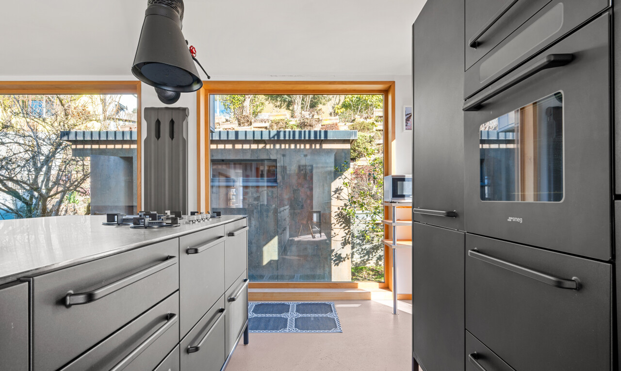 cuisine avec four, inside property, armoires grises, gray cabinets, et light floor