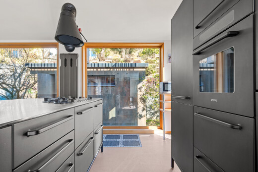 küche mit ofen, inside property, graue schränke, gray cabinets, und light floor