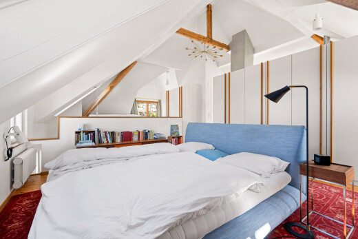 zimmer / schlafzimmer mit dachschräge, vaulted ceiling, inside property, kühler, und natürliches licht