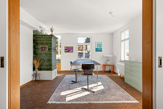 büro mit inside property, holzfußboden, wood finish floor, gipskartonwand, und drywall