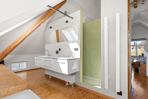 bad mit natürliches licht, natural light, dachschräge, vaulted ceiling, und komplettes badezimmer