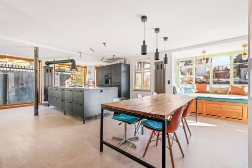 esszimmer mit inside property, natural light, natürliches licht, concrete floor, und betonboden