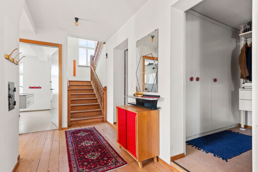 halle / korridor mit gipskartonwand, drywall, holzfußboden, wood finish floor, und natürliches licht