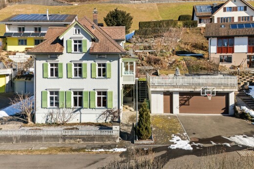 außenansicht mit garage, auffahrt, treppen, balkon, und schornstein