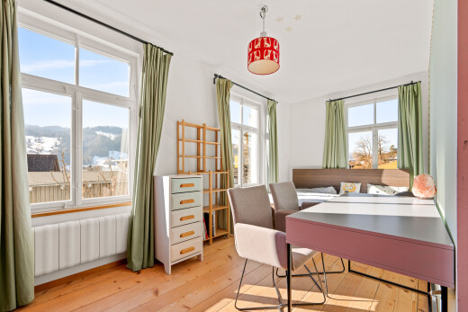 esszimmer mit day time, inside property, kühler, hardwood floor, und wood finish floor