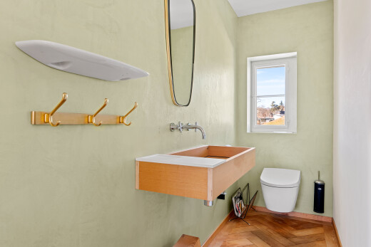 bad mit spiegel, schminktisch, parquet floor, wood finish floor, und holzfußboden