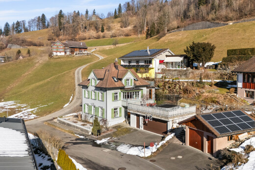 außenansicht mit garage, solaranlage, day time, snow, und auffahrt