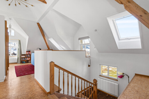 treppe mit kühler, inside property, natürliches licht, natural light, und gipskartonwand