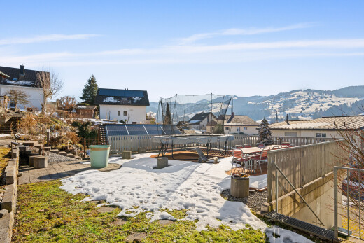 außenansicht mit day time, blick auf die berge, mountain view, und zaun