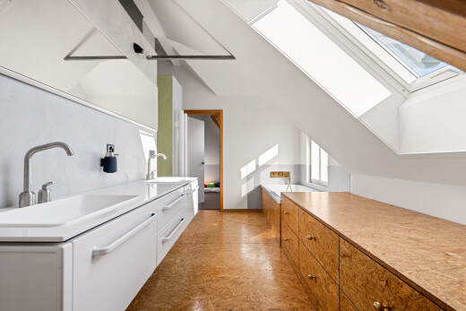 küche mit white cabinets, weiße schränke, dachschräge, vaulted ceiling, und light countertops