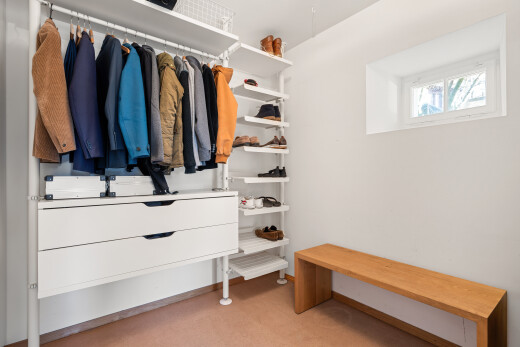 begehbarer kleiderschrank mit light floor, carpet, und teppich