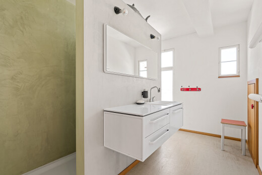 bad mit schminktisch, komplettes badezimmer, light floor, natürliches licht, und natural light