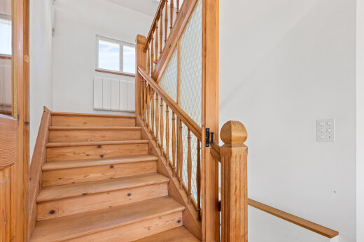 treppe mit treppen, drywall, gipskartonwand, natural light, und natürliches licht