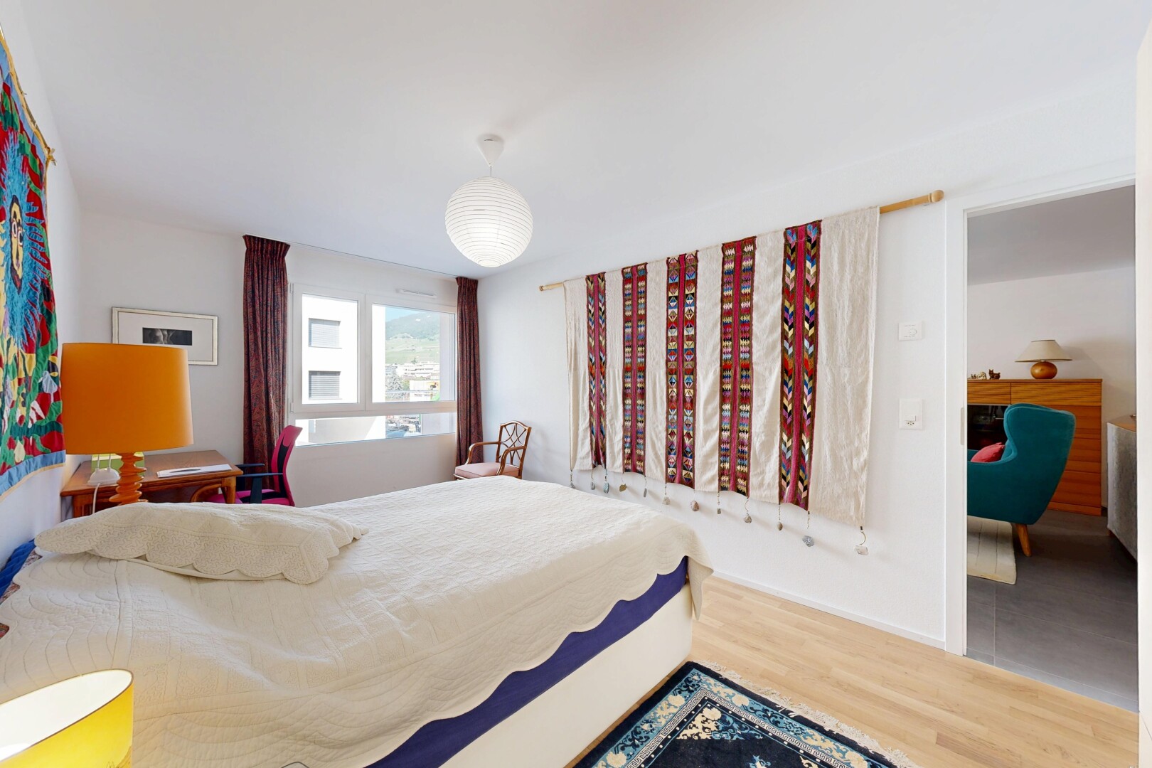 chambre avec cloison sèche, drywall, inside property, sol en finition bois, et wood finish floor