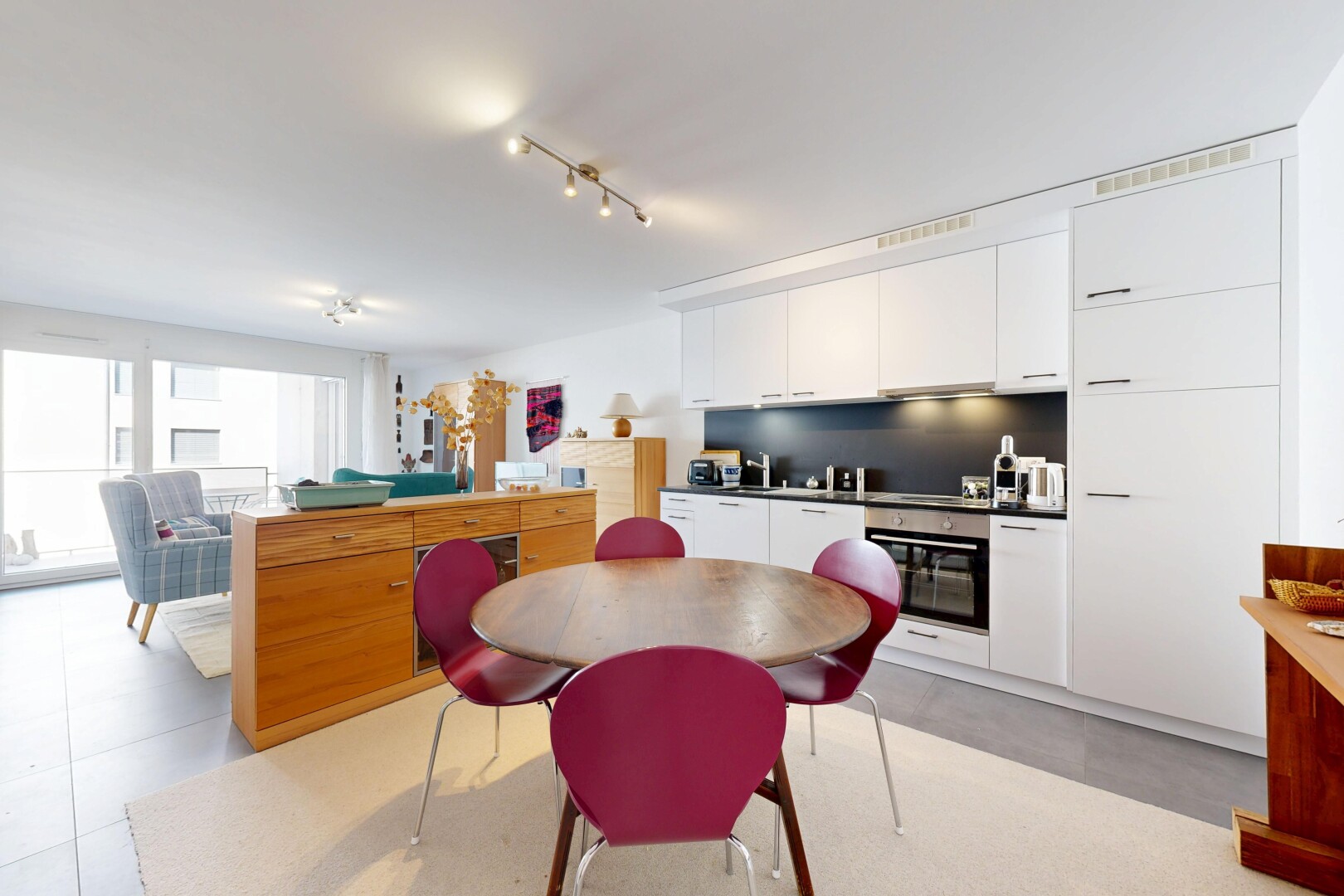 cuisine avec four, inside property, armoires blanches, white cabinets, et light floor