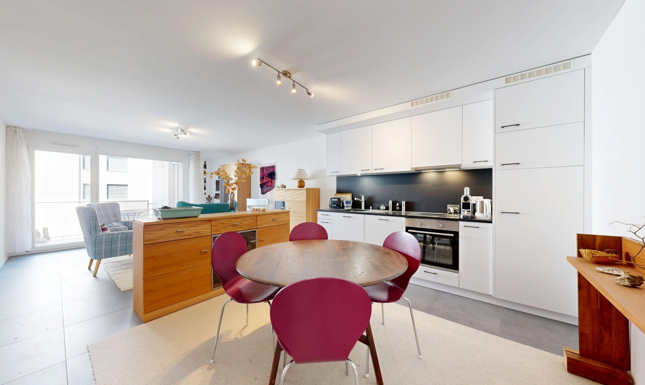 cuisine avec four, inside property, armoires blanches, white cabinets, et light floor