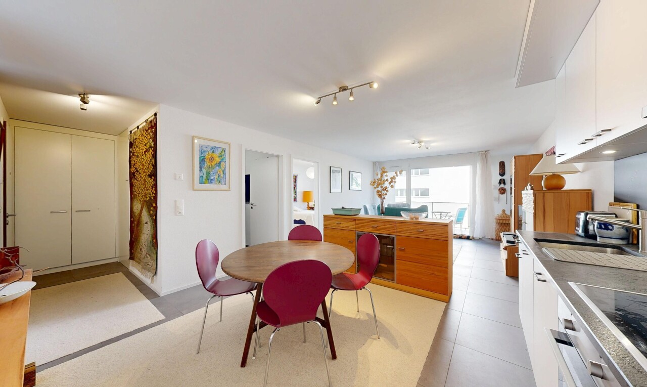 cuisine avec drywall, inside community, white cabinets, armoires blanches, et light floor