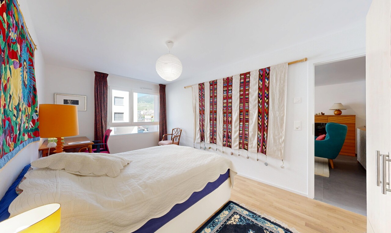 chambre avec cloison sèche, drywall, inside property, sol en finition bois, et wood finish floor