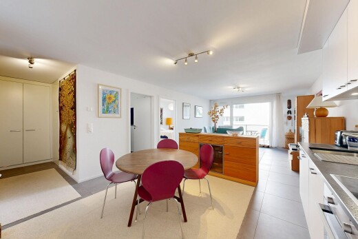 cuisine avec drywall, inside community, white cabinets, armoires blanches, et light floor